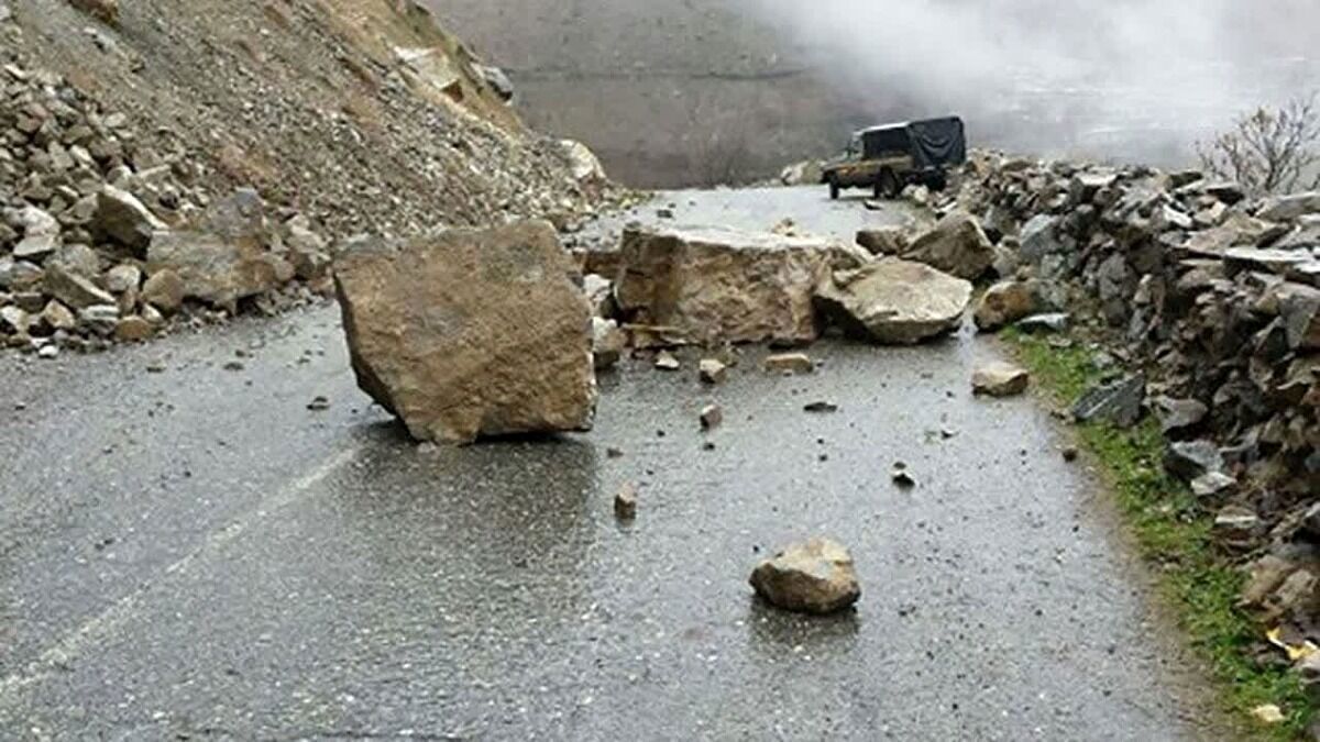 توقف خودروها به علت ریزش سنگ در جاده چالوس/ ویدئو
