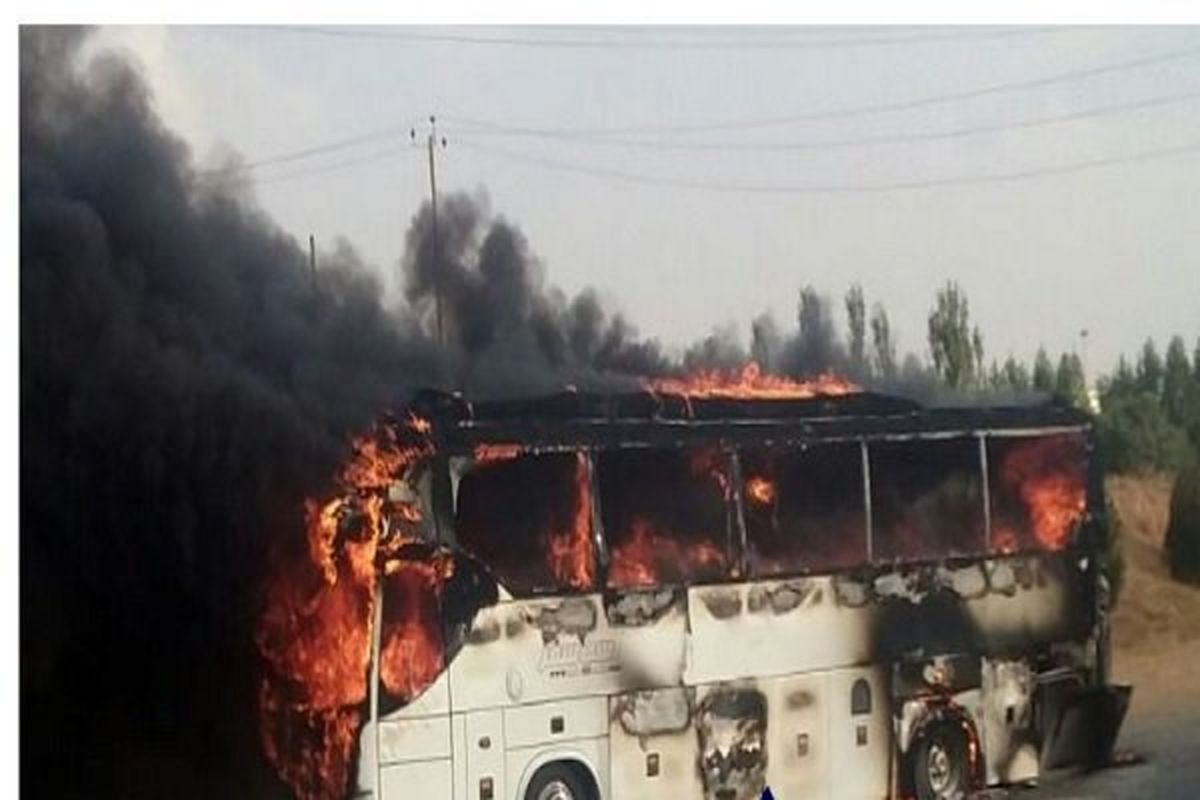 آتش گرفتن ناگهانی اتوبوس پر از مسافر در بزرگراه/ ویدئو