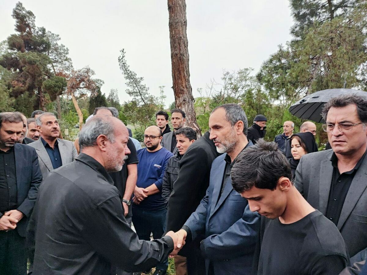 غیبت سوال برانگیز احمدی نژاد در تشییع پدر معاونش/ تصاویر