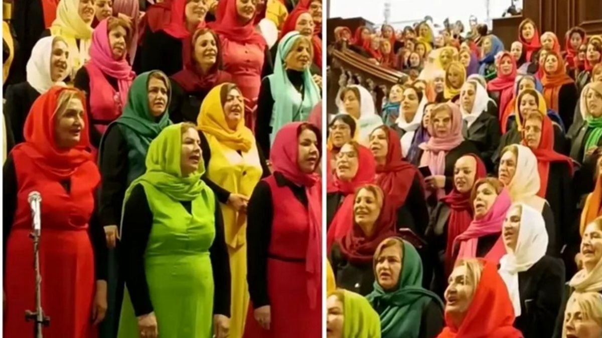  آواز خوانی گروهی از  زنان تهرانی در ایران مال/ ویدئو