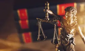 قوانین عجیب فرانسه؛ از ممنوعیت برهنگی در خانه تا مخالفت والدین با ازدواج فرزندان