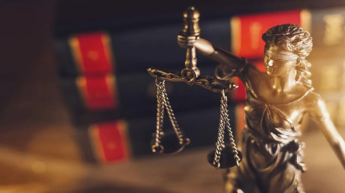 قوانین عجیب فرانسه؛ از ممنوعیت برهنگی در خانه تا مخالفت والدین با ازدواج فرزندان