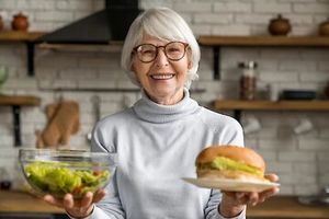۵ ماده غذایی که باعث پیری زودرس می‌شوند