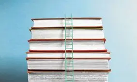 پشت صحنۀ جایزه بوکر: آیا رقابتی جنجالی می‌تواند ادبیات را نجات دهد؟