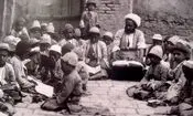 سفر در زمان؛ تصویری از سه جوان درس‌خوان در دوران قاجار 