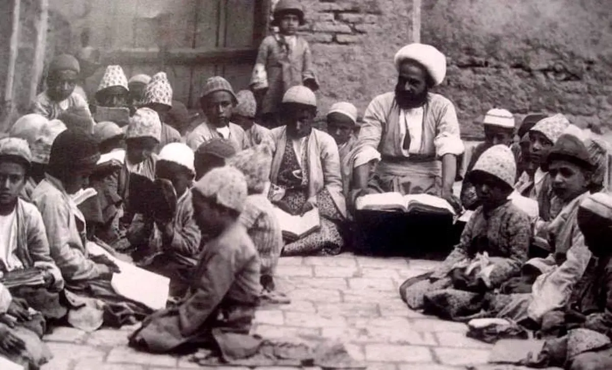 سفر در زمان؛ تصویری از سه جوان درس‌خوان در دوران قاجار 