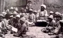سفر در زمان؛ تصویری از سه جوان درس‌خوان در دوران قاجار 