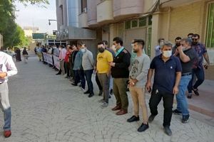 تجمع اعتراض آمیز تعدادی از شهروندان در مقابل شهرداری اهواز / تصاویر