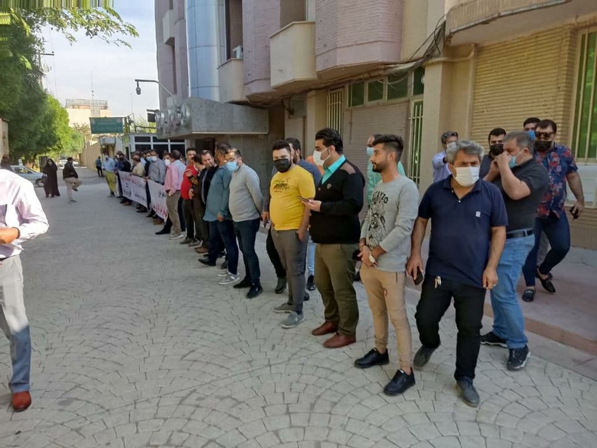 تجمع اعتراض آمیز تعدادی از شهروندان در مقابل شهرداری اهواز / تصاویر