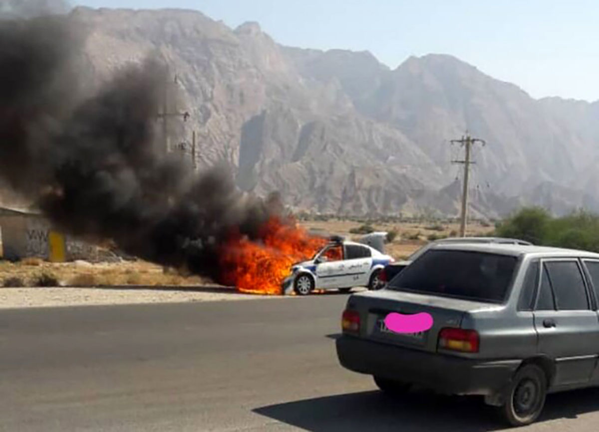 آتش زدن ماشین پلیس توسط شوتی های قاچاقچی در چهارمحال و بختیاری/ ویدئو
