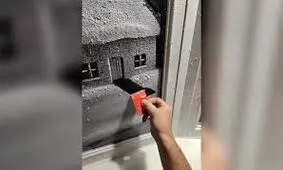 هنرمند بریتانیایی با اسپری برف، پنجره‌ها را نقاشی می‌کند/ ویدئو