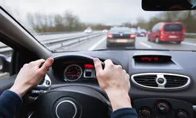 آداب نشستن در ماشین از زبان «پدر تشریفات ایران»
همسر باید صندلی جلو بنشیند یا مادر؟