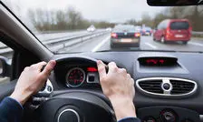 آداب نشستن در ماشین از زبان «پدر تشریفات ایران»
همسر باید صندلی جلو بنشیند یا مادر؟