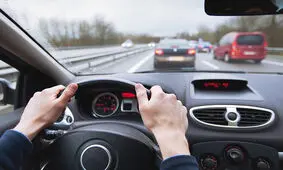 آداب نشستن در ماشین از زبان «پدر تشریفات ایران»
همسر باید صندلی جلو بنشیند یا مادر؟