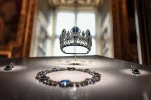 پای یک زن جوان به سرقت جواهرات لوور باز شد