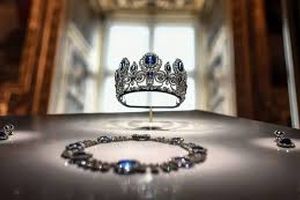  پای یک زن جوان به سرقت جواهرات لوور باز شد