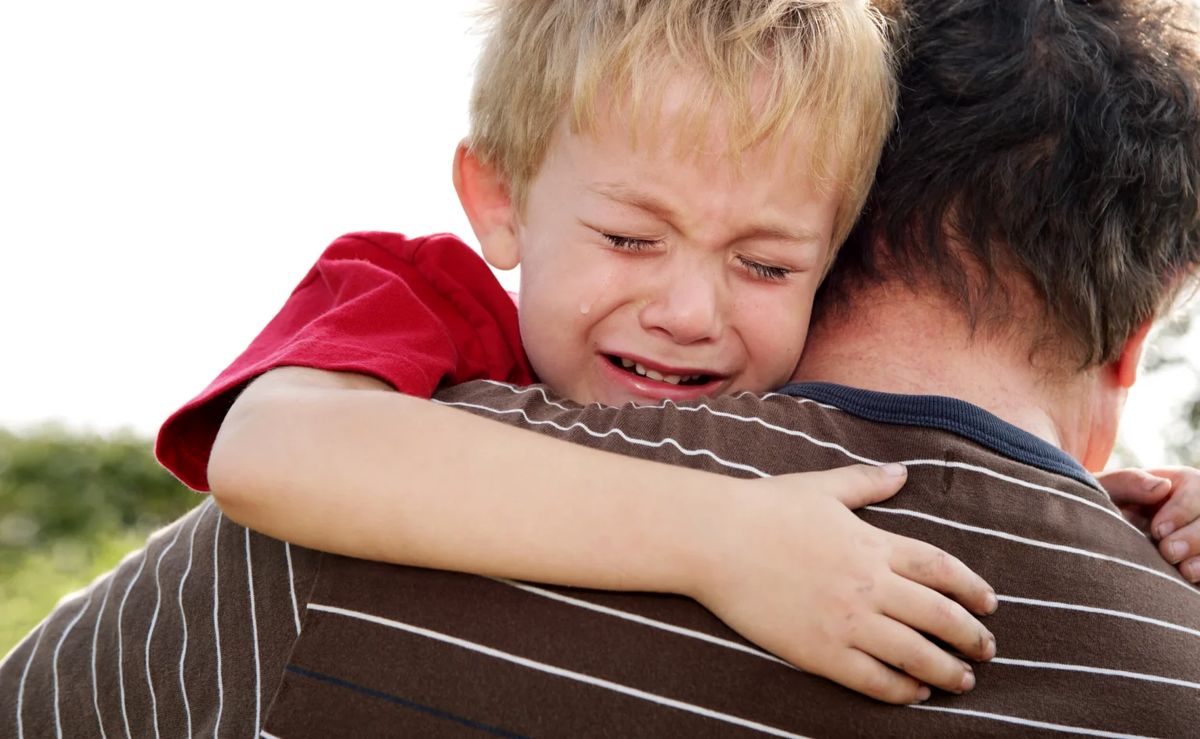 هر چیزی که باید در مورد اختلال اضطراب جدایی (SAD) کودکان بدانید