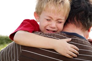 هر چیزی که باید در مورد اختلال اضطراب جدایی (SAD) کودکان بدانید
