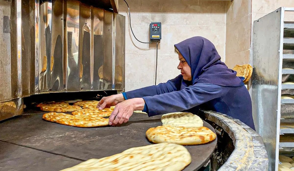 مراحل پخت نان بربری در یک نانوایی ایرانی/ ویدئو