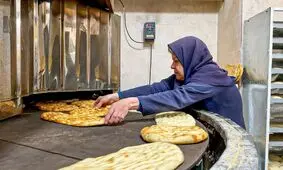  مراحل پخت نان بربری در یک نانوایی ایرانی/ ویدئو

