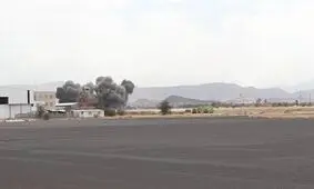 لحظه بمباران فرودگاه صنعا از سوی جنگنده های عربستان/ ویدئو

