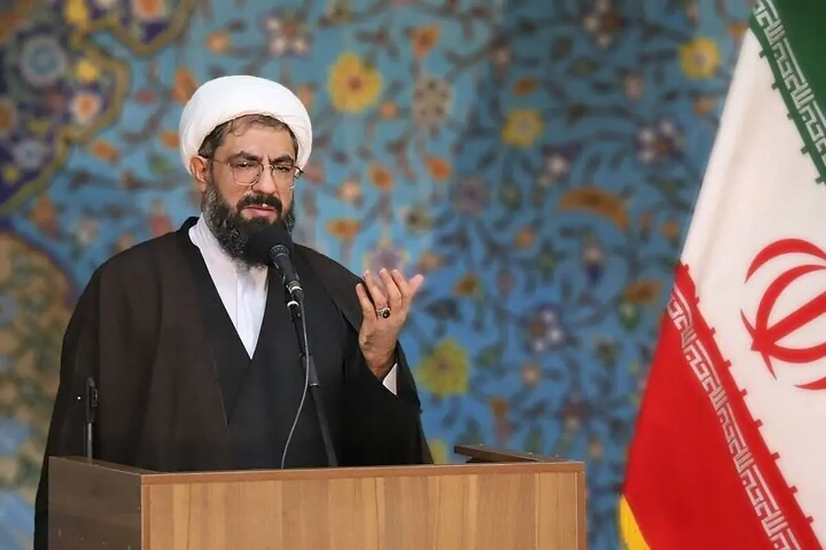 امام جمعه همدان: محل زندگی پهلوی را با رهبر انقلاب مقایسه کنید تا همه چیز روشن شود