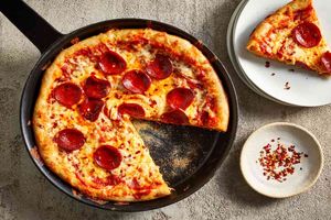 طرز تهیه پیتزا ماهی‌تابه‌ای + آمورزش خمیر فوری برای انواع پیتزا