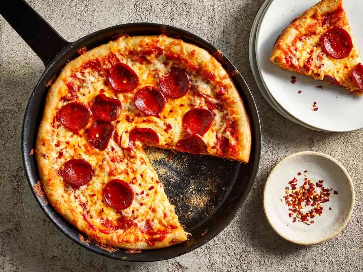 طرز تهیه پیتزا ماهی‌تابه‌ای + آمورزش خمیر فوری برای انواع پیتزا