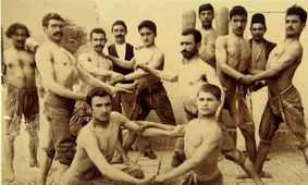 از مطرب تا کفترباز؛ عکس‌هایی از زندگی روزمره در دوران قاجار