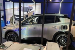 نمایش رسمی 2 کراس اوو ری را و اطلس برقی در نمایشگاه تحول خودرو/ تصاویر