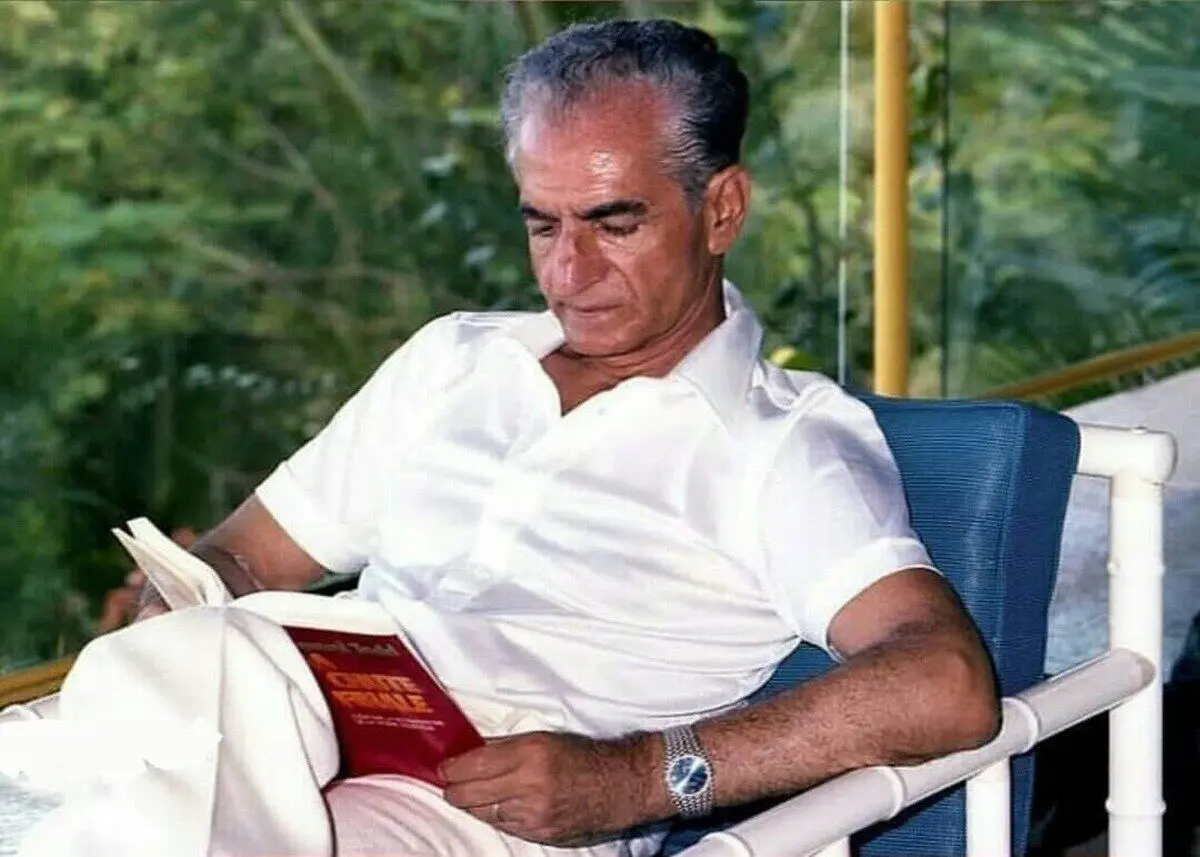سفر در زمان؛ «محمدرضا پهلوی» در حال ورود به فرودگاه لو بورژه فرانسه؛ سال 1327