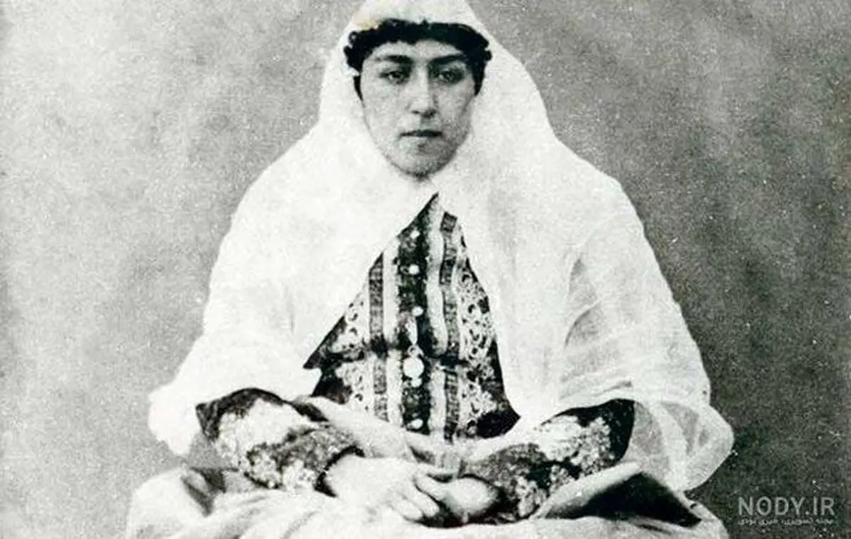 سفر در زمان؛ ژست عجیب «داماد ناصرالدین شاه» در زیر صندلی 