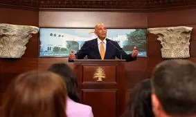 خلع سلاح تنها شامل حزب‌الله نمی‌شود، بلکه گروه‌های فلسطینی و سایر شبه‌نظامیان را نیز دربرمی‌گیرد/ سیاستمداران لبنانی با تاس بازی می‌کنند و ما با شطرنج/ هیچ‌کس تا ابد با بیروت مذاکره نخواهد کرد