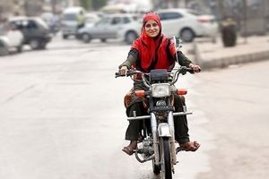 توییت معنادار یک روحانی درباره موتورسواری زنان/ عکس