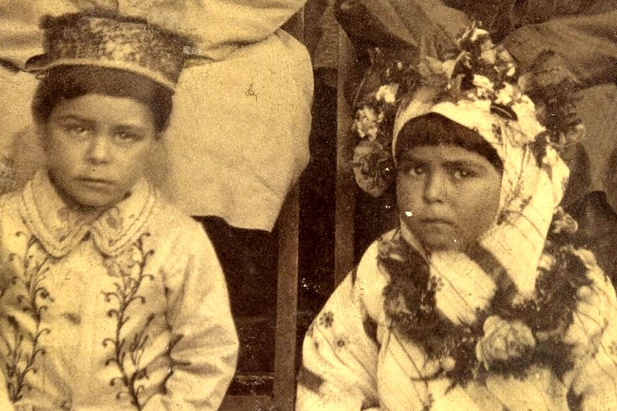سفر به تاریخ؛ کودکان اشراف زادۀ عهد قاجار در کنار «غلامبچۀ سیاهپوست شان»