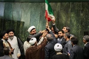 «دور افتخار» نمایندگان با پرچم ایران در صحن «بهارستان»