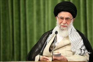 سفر در زمان؛ «رهبر انقلاب» در حال وضو گرفتن با رزمنده ها در جبهه؛ دهه 60