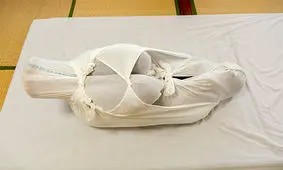 آیا قنداق کردن بزرگسالان می تواند به شما کمک کند آرام شوید؟