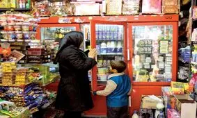 برخی از کارخانه‌ها مواد اولیه‌شان را به علت افزایش قیمت دلار، گران کرده اند؛ افزایش قیمت کالا‌ها نیز به همین خاطر است/ سوپرمارکت‌ها بعضا به فکر تعطیلی هستند