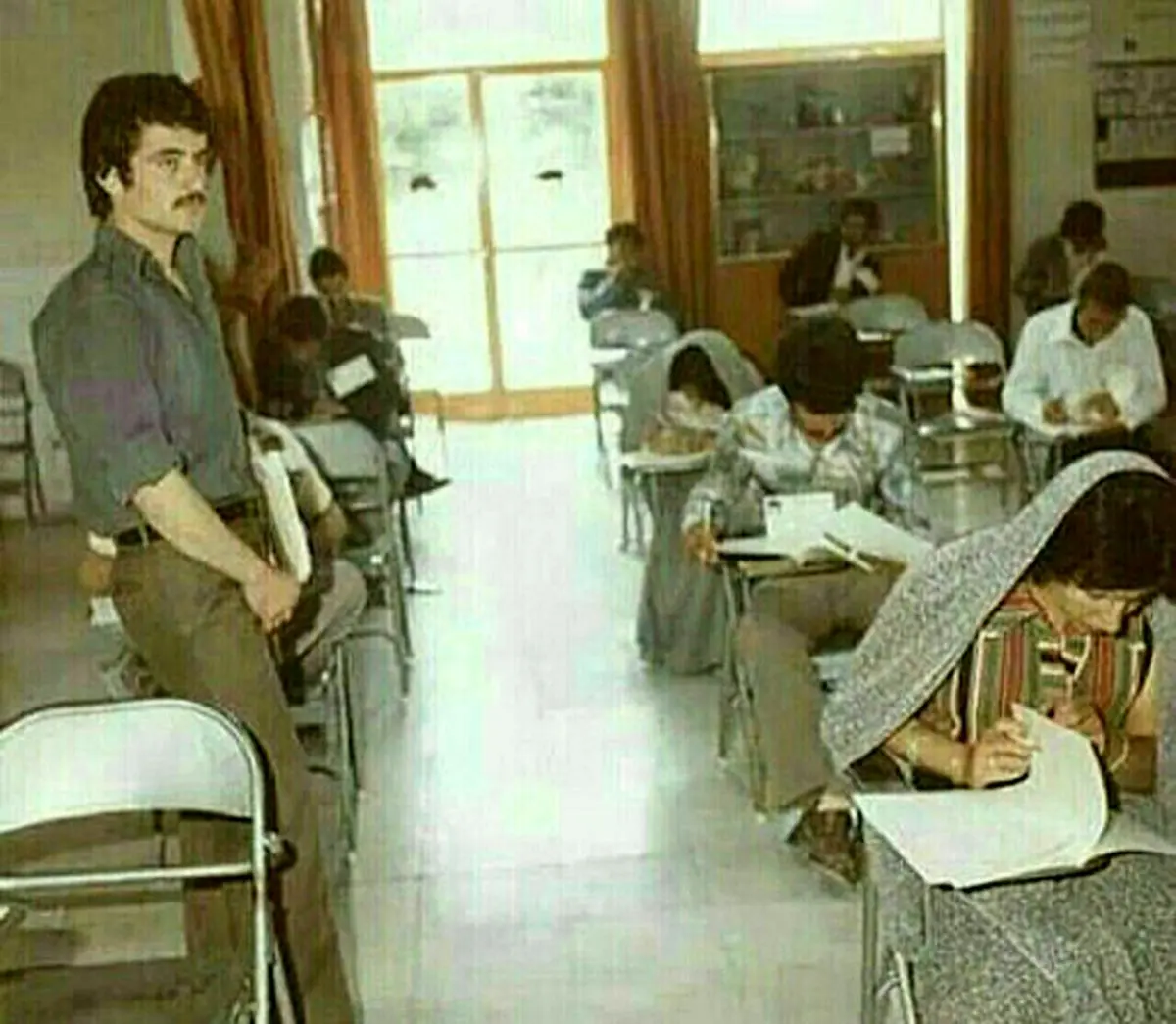 اعلام شرایط و زمان برگزاری اولین کنکور دانشگاه‌ ها پس از انقلاب/ رئیس ستاد کل ارتش: برای تحویل سلاحها یک ماه مهلت داده می شود