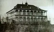 سفر به ایران قدیم؛ منظرۀ کاخ ناصرالدین شاه در سرخه‌حصار؛ 115 سال قبل 