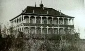 سفر به ایران قدیم؛ منظرۀ کاخ ناصرالدین شاه در سرخه‌حصار؛ 115 سال قبل 