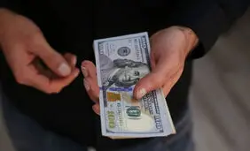 پشت پرده اصرار بر تثبیت دلار |  ارز ارزان به چه کسی می‌رسد؟ | هشدار درباره بازگشت دلار دستوری؛ تجربه ۴۲۰۰ و ۲۸۵۰۰ فراموش شده است؟