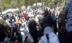 تجمع درباره زمین های شهرک سرخه حصار مقابل وزارت مسکن