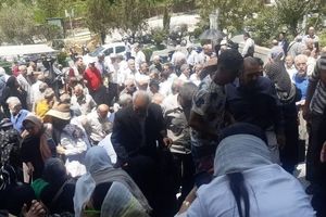 تجمع درباره زمین های شهرک سرخه حصار مقابل وزارت مسکن