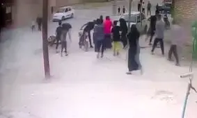 لحظه دلهره آور از سقوط کودک ۵ ساله آبادانی داخل چاه فاضلاب/ ویدئو