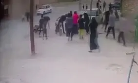 لحظه دلهره آور از سقوط کودک ۵ ساله آبادانی داخل چاه فاضلاب/ ویدئو