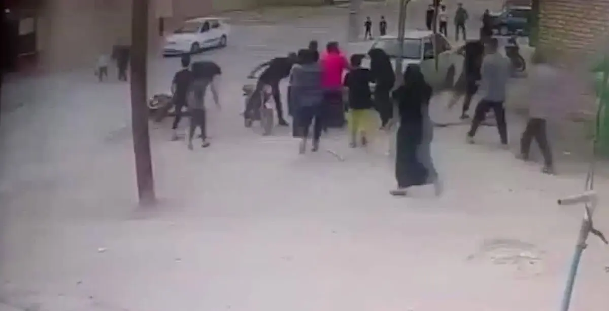 لحظه دلهره آور از سقوط کودک ۵ ساله آبادانی داخل چاه فاضلاب/ ویدئو