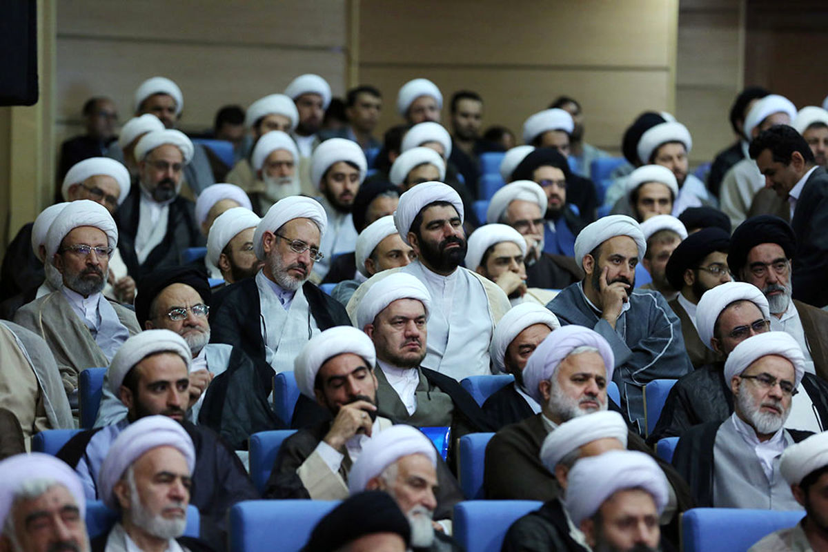 چرا روحانی هایی که در حکومت نیستند در خطاهای روحانیون دارای قدرت شریکاند؟