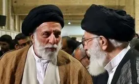 بوسه حجت‌الاسلام سید هادی خامنه‌ای، برادر رهبر شهید انقلاب بر تابوت ایشان/ ویدئو

